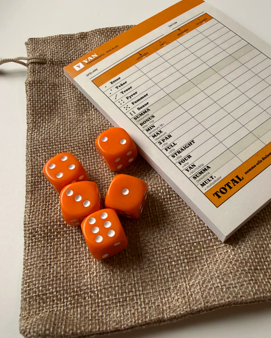 Närbild av de orangea tärningarna på YAN-spelplanen